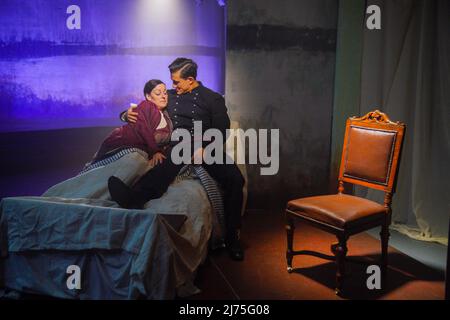 Ruthie Henshold (Fosca) und Dean - John Wilson (Giorgia), Teil der Besetzung von Stephen Sondheims Passion Proben vor der Eröffnungsnacht im Hope Mill Theatre in Manchester. Bilddatum: Freitag, 6. Mai 2022. Stockfoto