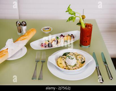 Französischer Brunch mit Tartiflette, Rote Beete Salat und Bloody Mary Stockfoto
