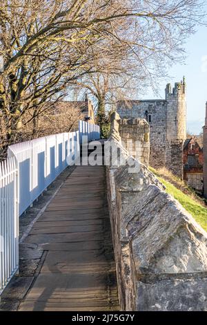 Micklegate Bar auf dem Gehweg im Winter um die Stadtmauern von York, Yorkshire, England Stockfoto