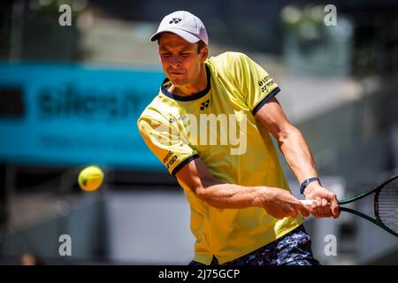 6. Mai 2022, Madrid, Madrid, Spanien: HUBERT HURKACZ (POL) gibt den Ball an Novak Djokovic (SRB) am 9. Tag der Madrid Open 2022 zurück. (Bild: © Matthias Oesterle/ZUMA Press Wire) Stockfoto