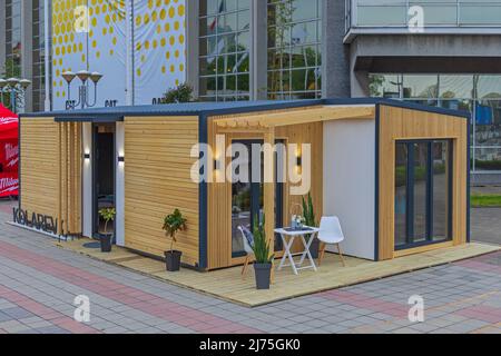 Belgrad, Serbien - 28. April 2022: Cross laminated Timber Show House von Kolarevic Company auf der Construction Trade Expo. Stockfoto