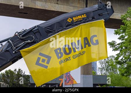 Belgrad, Serbien - 28. April 2022: BOMAG Fayat Group Road Building Equipment auf der Construction Trade Expo. Stockfoto