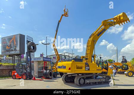 Belgrad, Serbien - 28. April 2022: Großer neuer Hydraulikbagger von der japanischen Firma Komatsu auf der Expo Messe. Stockfoto