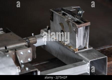 06. Mai 2022, Niedersachsen, Goslar: Blick auf den Nageltest-Aufbau mit einer Lithium-Ionen-Batterie im Rahmen einer Demonstration in einem Container auf dem Gelände des Brandschutzunternehmens Stöbich. Die Aussteller des Innovationsforums der Recyclingregion Harz machten auf die Gefahren von Batterien in Elektroautos aufmerksam. Foto: Swen Pförtner/dpa Stockfoto