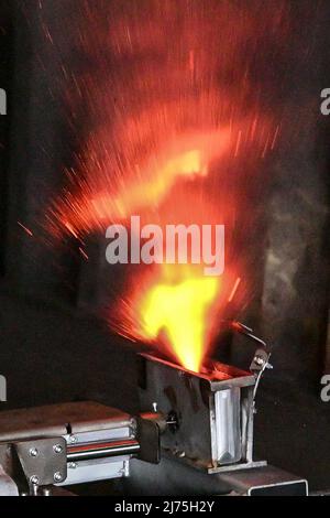 06. Mai 2022, Niedersachsen, Goslar: Eine Lithium-Ionen-Batterie havers während eines Nageltests im Rahmen einer Demonstration in einem Container auf dem Gelände des Brandschutzunternehmens Stöbich. Aussteller des Innovationsforums der Recyclingregion Harz machten auf die Gefahren von Batterien in Elektroautos aufmerksam. Foto: Swen Pförtner/dpa Stockfoto