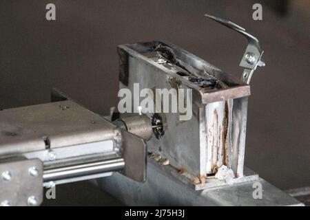 06. Mai 2022, Niedersachsen, Goslar: Blick auf den Nageltest mit einer Lithium-Ionen-Batterie, die bei einer Demonstration in einem Container auf dem Gelände des Brandschutzunternehmens Stöbich ausgefallen ist. Aussteller des Innovationsforums der Recyclingregion Harz machten auf die Gefahren von Batterien in Elektroautos aufmerksam. Foto: Swen Pförtner/dpa Stockfoto