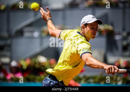 6. Mai 2022, Madrid, Madrid, Spanien: HUBERT HURKACZ (POL) gibt den Ball an Novak Djokovic (SRB) am 9. Tag der Madrid Open 2022 zurück. (Bild: © Matthias Oesterle/ZUMA Press Wire) Stockfoto