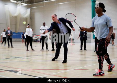 Der Duke of Cambridge spielt Badminton bei einem Besuch von Sports Key im Doug Ellis Sports Centre in Birmingham, das Aktivitäten für die Gemeinschaft zur Verbesserung des Wohlbefindens, des Zusammenhalts und der Lebenschancen benachteiligter Menschen bietet. Bilddatum: Freitag, 6. Mai 2022. Stockfoto