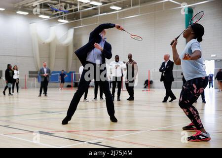 Der Duke of Cambridge spielt Badminton bei einem Besuch von Sports Key im Doug Ellis Sports Centre in Birmingham, das Aktivitäten für die Gemeinschaft zur Verbesserung des Wohlbefindens, des Zusammenhalts und der Lebenschancen benachteiligter Menschen bietet. Bilddatum: Freitag, 6. Mai 2022. Stockfoto