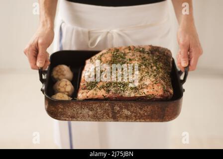 Koch Braten Sie eine Pfanne mit Rippenbraten mit Knoblauch Stockfoto