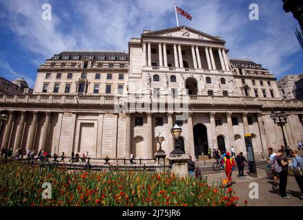 London, Großbritannien 6 May 2022 die Bank of England hat das Vereinigte Königreich vor einer „harfen Konjunkturverlangsamung“ in diesem Jahr gewarnt, da sie die Zinsen erhöht, um das Tempo der steigenden Preise einzudämmen. Die Zinsen stiegen am Donnerstag, dem 5.. Mai, von 0,75 % auf 1 %, ihrem höchsten Stand seit 2009 und dem vierten Anstieg in Folge seit Dezember. Die Inflation - die Rate, mit der die Preise steigen - befindet sich auf einem 30-Jahres-hoch und wird bis zum Herbst 10 % erreichen, da der Ukraine-Krieg die Kraftstoff- und Energiepreise in die Höhe treibt. Stockfoto
