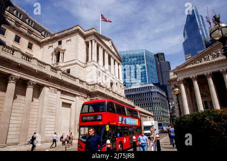 London, Großbritannien 6 May 2022 die Bank of England hat das Vereinigte Königreich vor einer „harfen Konjunkturverlangsamung“ in diesem Jahr gewarnt, da sie die Zinsen erhöht, um das Tempo der steigenden Preise einzudämmen. Die Zinsen stiegen am Donnerstag, dem 5.. Mai, von 0,75 % auf 1 %, ihrem höchsten Stand seit 2009 und dem vierten Anstieg in Folge seit Dezember. Die Inflation - die Rate, mit der die Preise steigen - befindet sich auf einem 30-Jahres-hoch und wird bis zum Herbst 10 % erreichen, da der Ukraine-Krieg die Kraftstoff- und Energiepreise in die Höhe treibt. Stockfoto