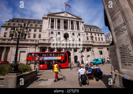 London, Großbritannien 6 May 2022 die Bank of England hat das Vereinigte Königreich vor einer „harfen Konjunkturverlangsamung“ in diesem Jahr gewarnt, da sie die Zinsen erhöht, um das Tempo der steigenden Preise einzudämmen. Die Zinsen stiegen am Donnerstag, dem 5.. Mai, von 0,75 % auf 1 %, ihrem höchsten Stand seit 2009 und dem vierten Anstieg in Folge seit Dezember. Die Inflation - die Rate, mit der die Preise steigen - befindet sich auf einem 30-Jahres-hoch und wird bis zum Herbst 10 % erreichen, da der Ukraine-Krieg die Kraftstoff- und Energiepreise in die Höhe treibt. Stockfoto