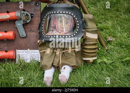 Eine Puppe in der Gasmaske eines Babys beim No man's Land Event in der Bodrhyddan Hall, Wales Stockfoto