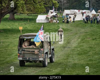 Ein alter militärischer Land Rover gibt einigen Soldaten einen Aufzug beim No man's Land Event in der Bodrhyddan Hall, Wales Stockfoto