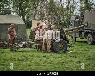 Das 69. Field Regiment lädt beim No man's Land Event in der Bodrhyddan Hall, Wales, seine 25 Pounder Field Gun Stockfoto