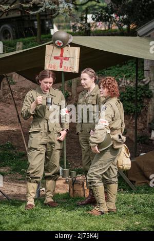 Eine Gruppe von Krankenschwestern der US-Armee beim No man's Land Event in der Bodrhyddan Hall, Wales Stockfoto