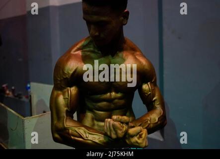 6. Mai 2022, Kathmandu, Nepal: Ein Bodybuilder pumpt seinen Körper im Hintergrund während der Qualifikationsrunde der nationalen Bodybuilding-Meisterschaften von Dharmashree, bei der Hunderte von Gewichtheber aus dem ganzen Land am Freitag, dem 6. Mai 2022, in Kathmandu, Nepal, am Wettbewerb teilnehmen. (Bild: © Skanda Gautam/ZUMA Press Wire) Stockfoto