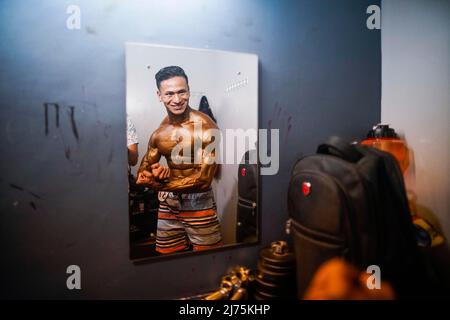 6. Mai 2022, Kathmandu, Nepal: Ein Bodybuilder beugt sich im Hintergrund während der Qualifikationsrunde der bundesweiten Bodybuilding-Meisterschaften von Dharmashree, bei der am Freitag, den 6. Mai 2022, Hunderte Gewichtheber aus dem ganzen Land am Wettbewerb in Kathmandu, Nepal, teilnehmen. (Bild: © Skanda Gautam/ZUMA Press Wire) Stockfoto