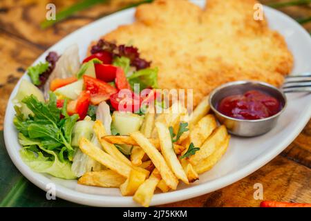 Kartoffelpfannkuchen und Salat auf Tropen Resort Exotic Spa Stockfoto