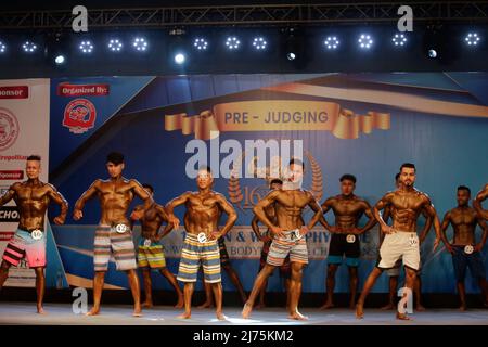 6. Mai 2022, Kathmandu, Nepal: Bodybuilder gehen während der Qualifikationsrunde der bundesweiten Bodybuilding-Meisterschaften von Dharmashree auf die Bühne, bei der am Freitag, den 6. Mai 2022, Hunderte Gewichtheber aus dem ganzen Land am Wettbewerb in Kathmandu, Nepal, teilnehmen. (Bild: © Skanda Gautam/ZUMA Press Wire) Stockfoto