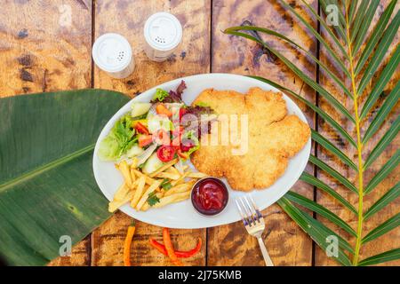 Kartoffelpfannkuchen und Salat auf Tropen Resort Exotic Spa Stockfoto