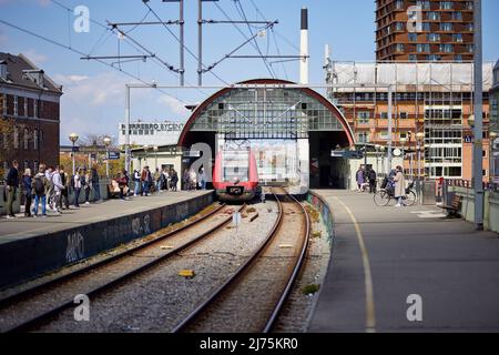 S-Zug (S-tog), Linie F, am Bahnhof Nørrebro (entworfen von Knud Tanggaard Seest, 1930); Kopenhagen, Dänemark Stockfoto