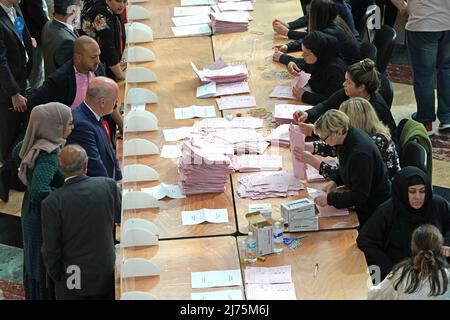 Die Stimmen werden bei den Kommunalwahlen im Tower Hamlets Council in Canary Wharf, London, gezählt. Bilddatum: Freitag, 6. Mai 2022. Stockfoto