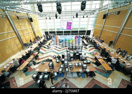 Die Stimmen werden bei den Kommunalwahlen im Tower Hamlets Council in Canary Wharf, London, gezählt. Bilddatum: Freitag, 6. Mai 2022. Stockfoto