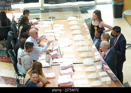 Die Stimmen werden bei den Kommunalwahlen im Tower Hamlets Council in Canary Wharf, London, gezählt. Bilddatum: Freitag, 6. Mai 2022. Stockfoto