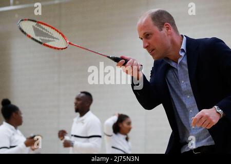 Der Duke of Cambridge spielt Badminton bei einem Besuch von Sports Key im Doug Ellis Sports Centre in Birmingham, das Aktivitäten für die Gemeinschaft zur Verbesserung des Wohlbefindens, des Zusammenhalts und der Lebenschancen benachteiligter Menschen bietet. Bilddatum: Freitag, 6. Mai 2022. Stockfoto