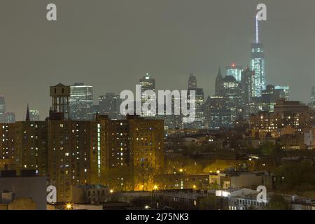 Skyline von New York City bei Nacht von einem Aussichtspunkt in Brooklyn Stockfoto