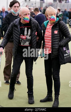 People Before Profits Eamonn McCann mit Partner Goretti Horgan im Wahlzentrum der nordirischen Versammlung in der Meadowbank Sports Arena in Magherafelt in Co County Londonderry. Bilddatum: Freitag, 6. Mai 2022. Stockfoto