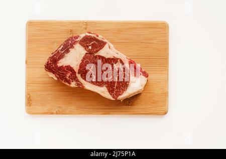 Wagyu Rib-Eye auf einem Schneidbrett Stockfoto