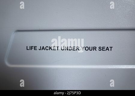 Rettungsweste unter Ihrem Sitz Flugzeug Schild Detail Stockfoto