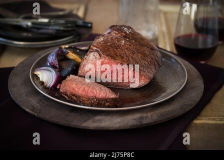 Grass Fed London Broil Braten; in Scheiben mit roten Zwiebeln geschnitten Stockfoto