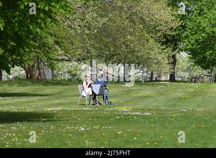 Berlin, Deutschland. 6.. Mai 2022. Im Britzer Garten in Berlin, der Hauptstadt Deutschlands, ruhen sich Menschen aus, 6. Mai 2022. Quelle: Ren Pengfei/Xinhua/Alamy Live News Stockfoto