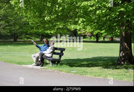 Berlin, Deutschland. 6.. Mai 2022. Im Britzer Garten in Berlin, der Hauptstadt Deutschlands, ruhen sich Menschen aus, 6. Mai 2022. Quelle: Ren Pengfei/Xinhua/Alamy Live News Stockfoto