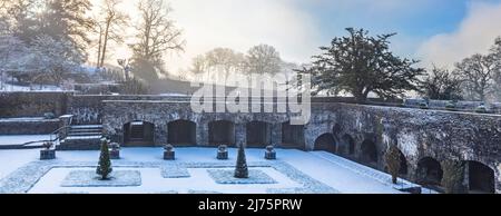 Aberglasney Cloister Garden im Winter Stockfoto