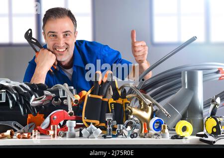 Muster von Sanitär-Materialien und Werkzeugen auf Werkbank und weißem isoliertem Hintergrund. Vorderansicht. Horizontale Zusammensetzung. Stockfoto