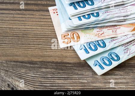 Einundfünfzig türkische Banknoten auf Holzfläche mit Kopieplatz, nur Nummernansicht Stockfoto