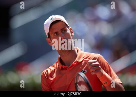 (220506) -- MADRID, 6. Mai 2022 (Xinhua) -- Novak Djokovic aus Serbien reagiert während des Viertelfinales der Männer gegen den Polen Hubert Hurkaczat bei den Madrid Open in Madrid, Spanien, am 6. Mai 2022. (Xinhua/Meng Dingbo) Stockfoto