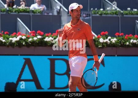 (220506) -- MADRID, 6. Mai 2022 (Xinhua) -- Novak Djokovic aus Serbien reagiert nach dem Viertelfinale der Männer gegen den Polen Hubert Hurkaczat bei den Madrid Open in Madrid, Spanien, am 6. Mai 2022. (Xinhua/Meng Dingbo) Stockfoto