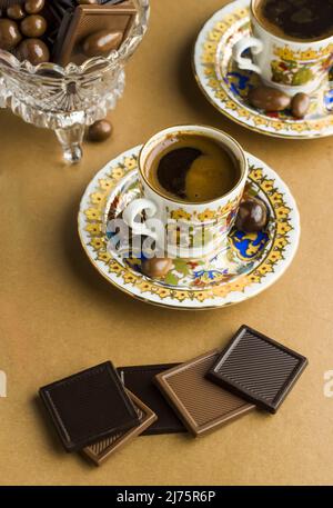 Traditioneller türkischer Kaffee auf brauner Kraftpapier-Oberfläche mit madlen-Pralinen.konzeptuelles Bild für Feiern. Stockfoto