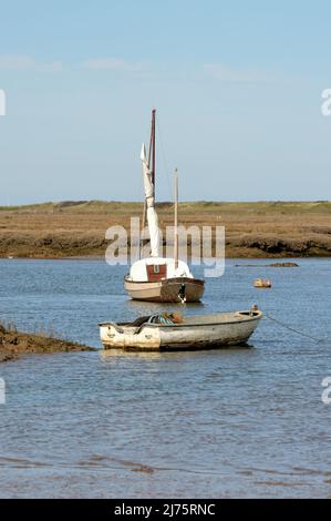 Brancaster Staithe, Norfolk, Großbritannien - 18. April 2021: Mit Blick auf die Wattflächen, norfolk Stockfoto