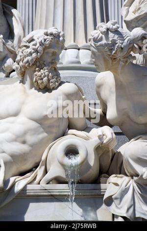 Wien - die allegorischen Flussstatuen des Athene-Brunnens vor dem Parlament. Stockfoto