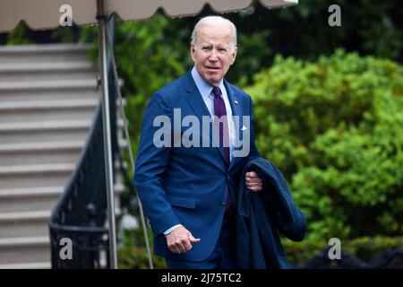US-Präsident Joe Biden verlässt das Weiße Haus im Regen zu einem Treffen in Ohio mit führenden Fertigungsunternehmen in Washington, DC, USA, am 06. Mai 2022. Stockfoto
