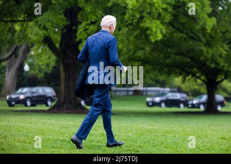 US-Präsident Joe Biden verlässt das Weiße Haus im Regen zu einem Treffen in Ohio mit führenden Fertigungsunternehmen in Washington, DC, USA, am 06. Mai 2022. Stockfoto