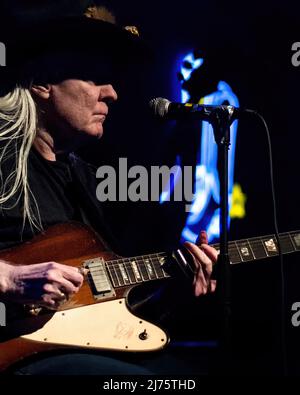 Johnny Winter im Konzert mit seiner Thunderbird-Gitarre Stockfoto