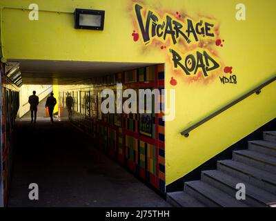 Wandgemälde des Watford FC, das die U-Bahn zum Vicarage Road Stadium schmückt und die Geschichte, die Leidenschaft und den Stolz der Horne-Fans widerspiegelt Stockfoto